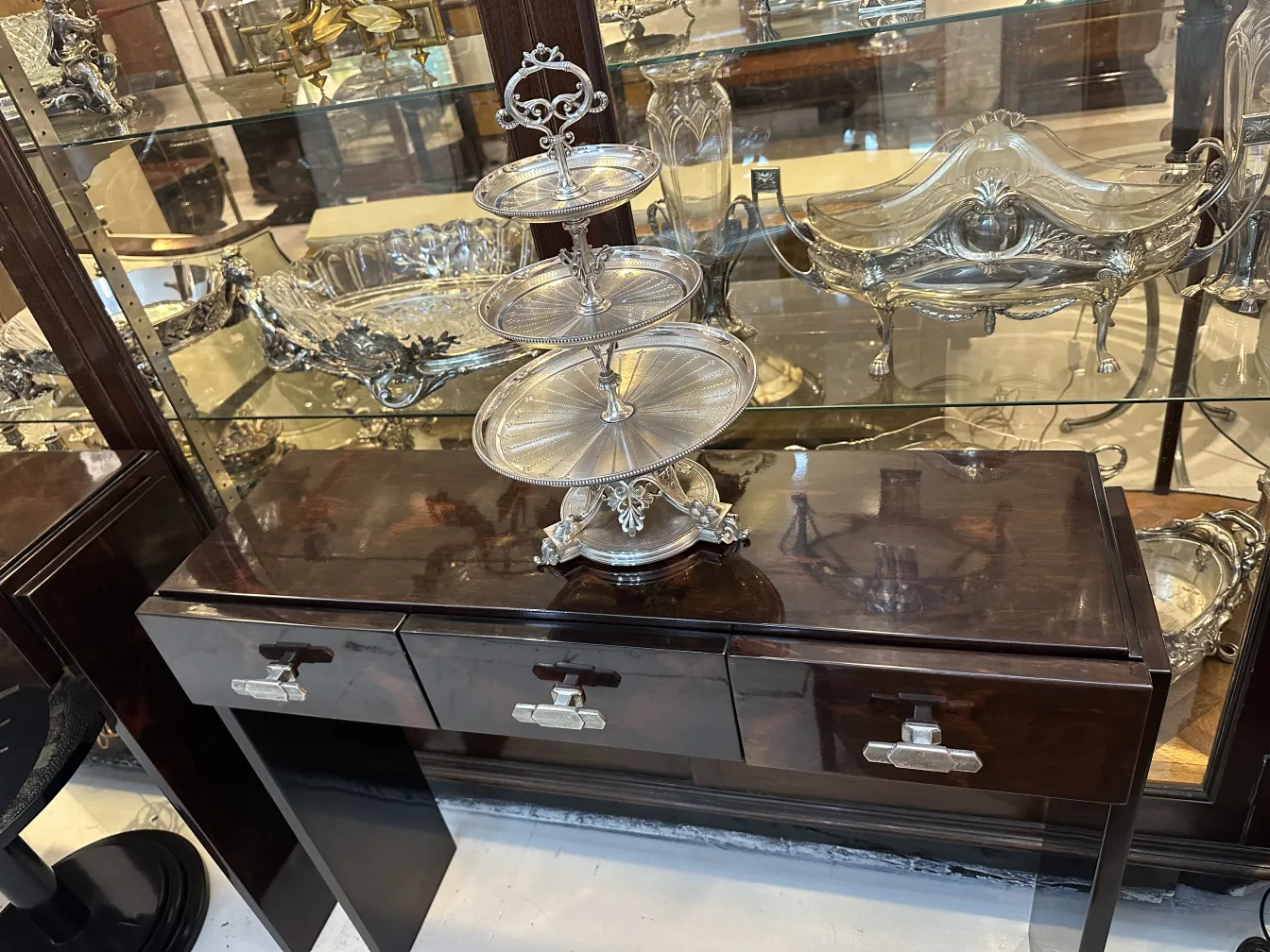 Piatto da dolci antico su base decorativa, tre livelli