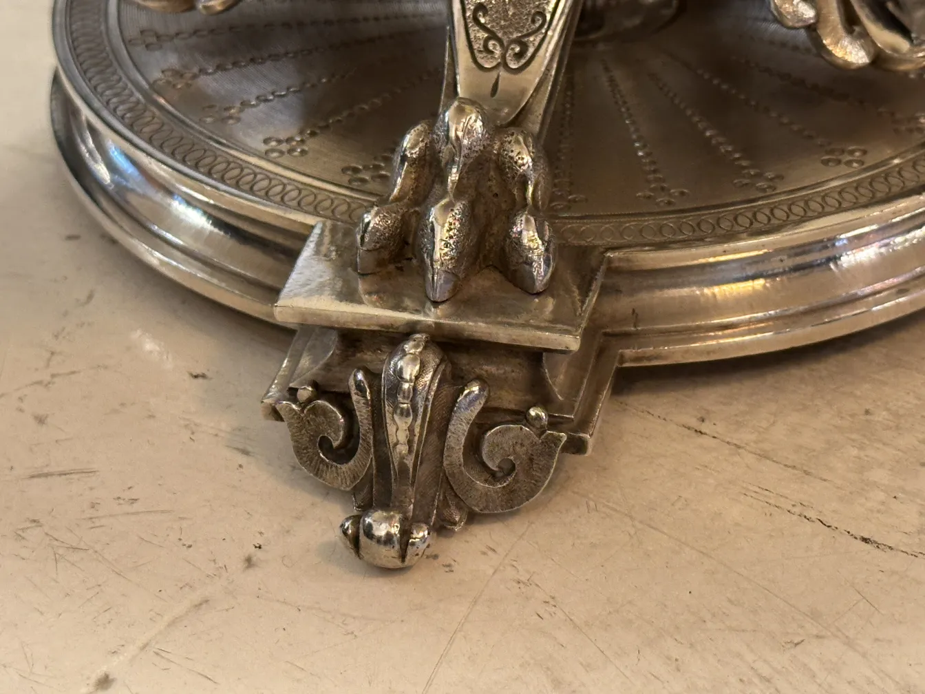 piatto da dolci antico con base decorativa e dettagli raffinati