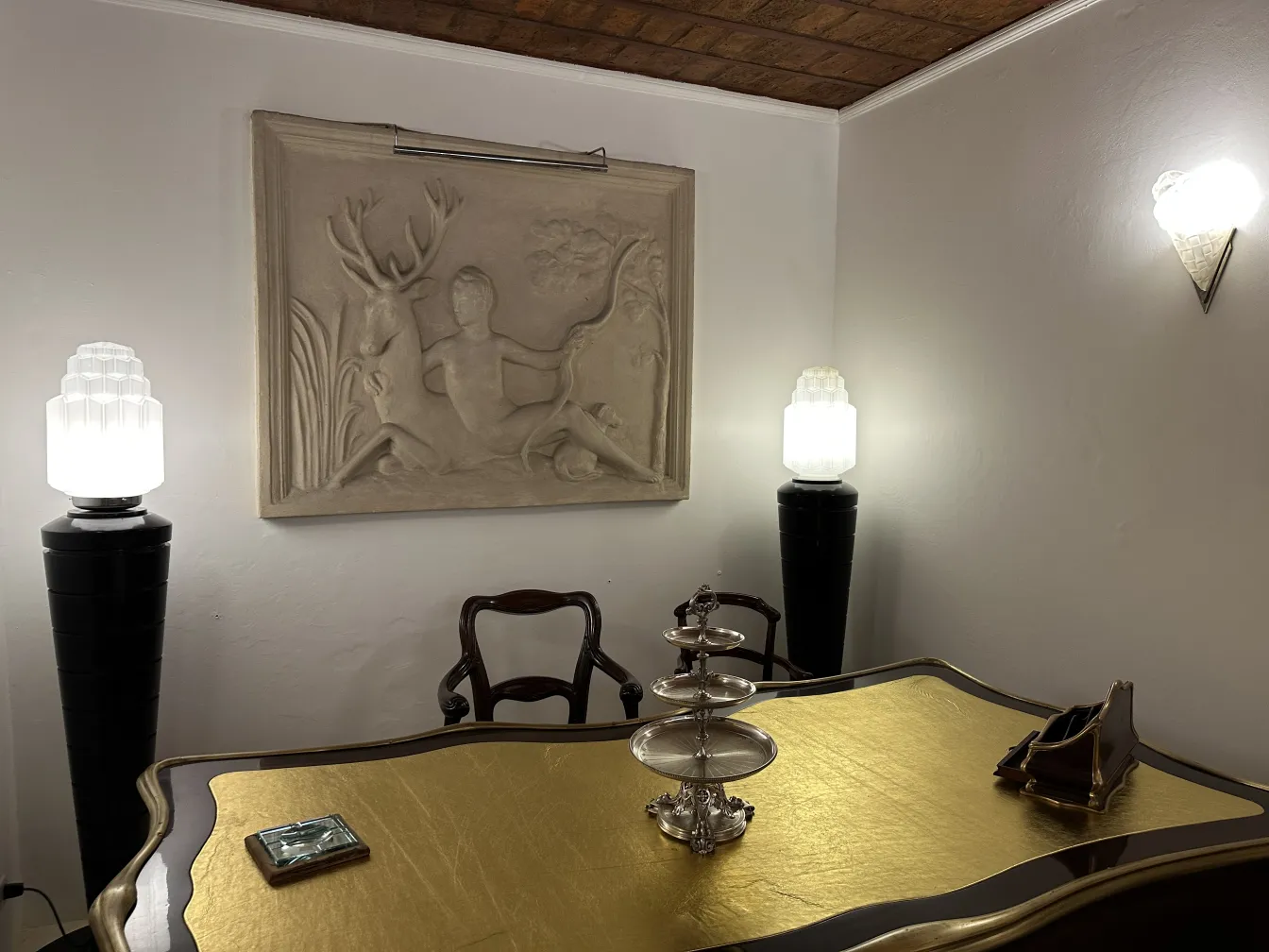 Antigo prato de massas em uma mesa decorada com luz suave.