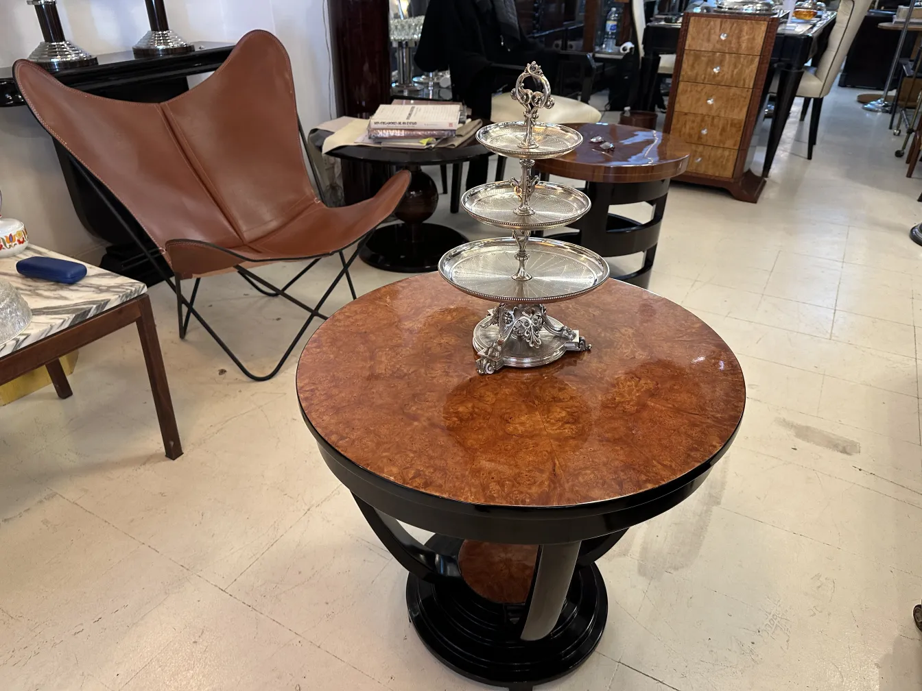 Piatto da dolci antico con design decorativo in un ambiente elegante.