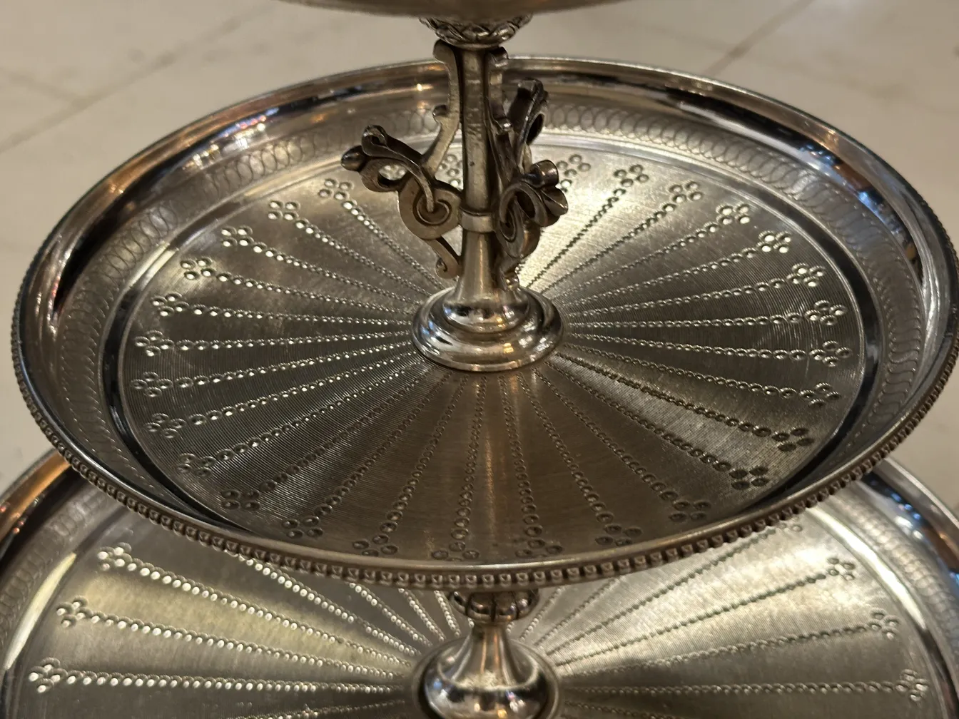 طبق معجنات قديم بتصميم زخرفي