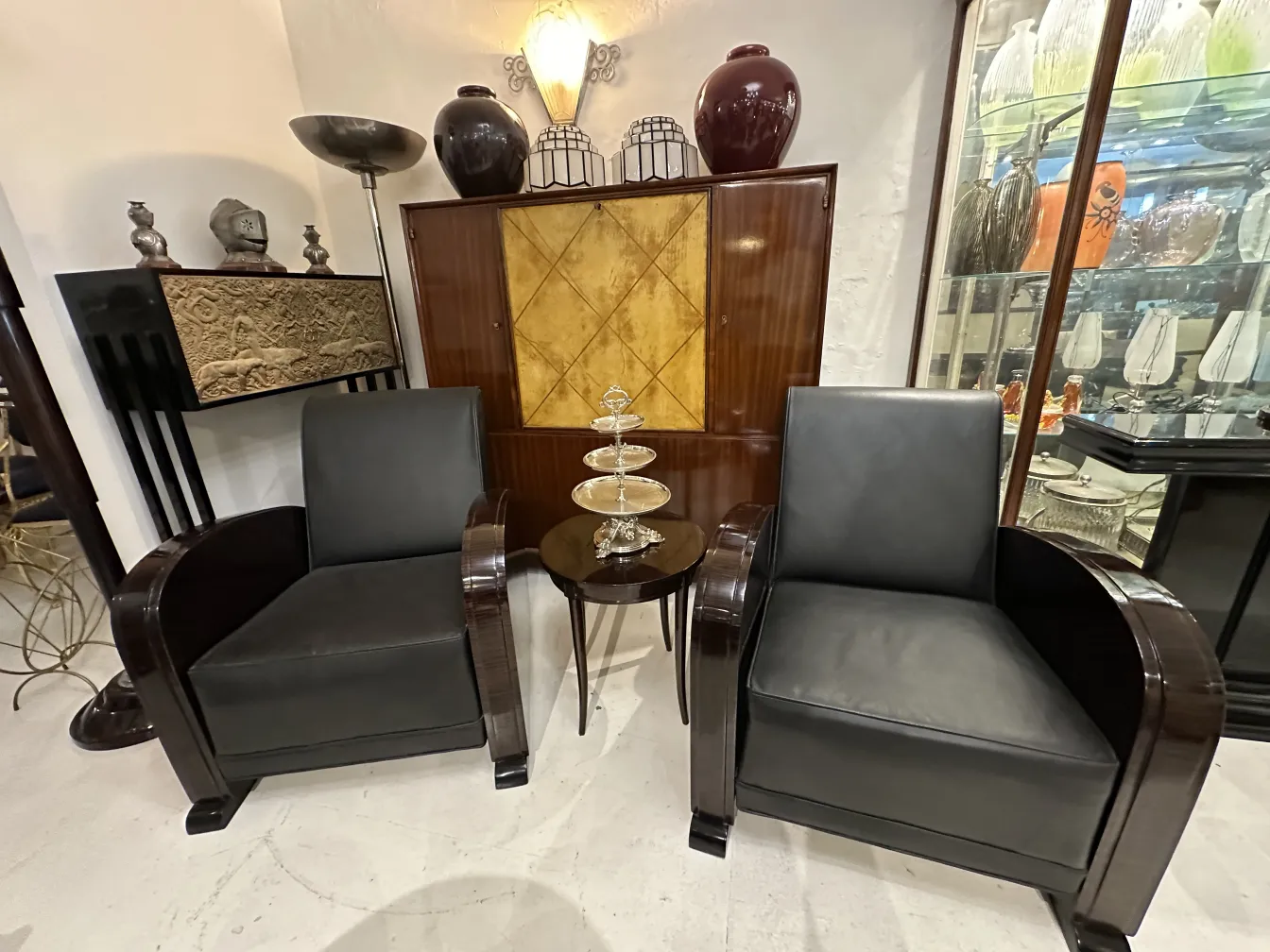 Antiguo plato de masas con fondo decorado y soporte elegante.