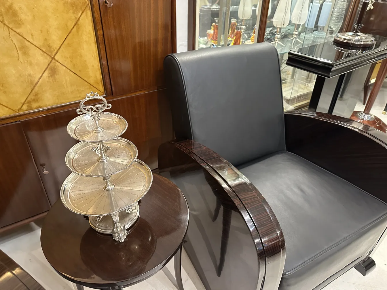 prato de massas antigo com vários níveis e design sutil