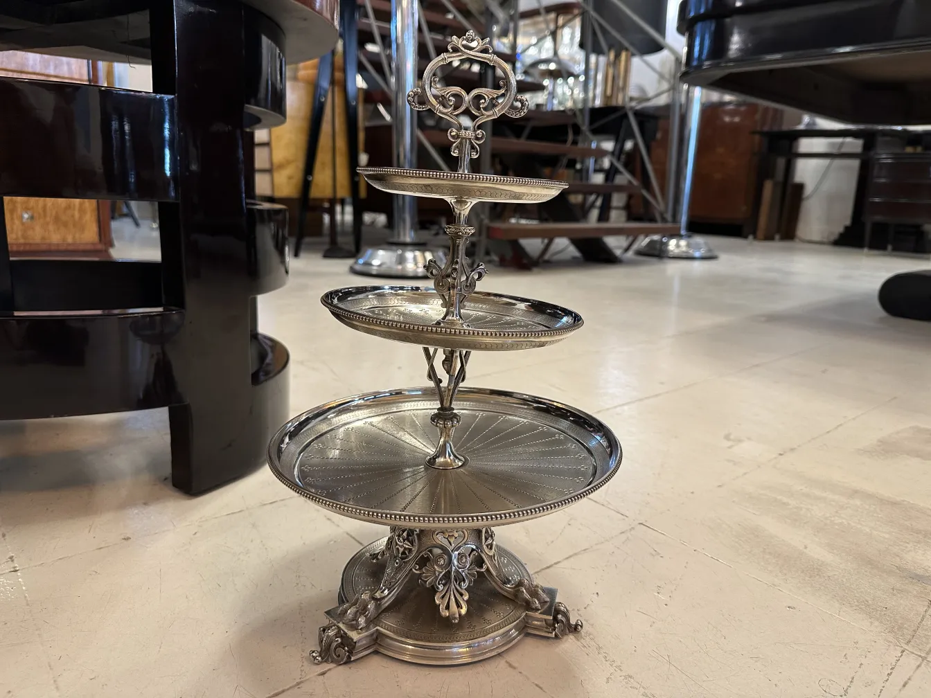 Piatto antico da dolci con design decorativo in un ambiente vintage