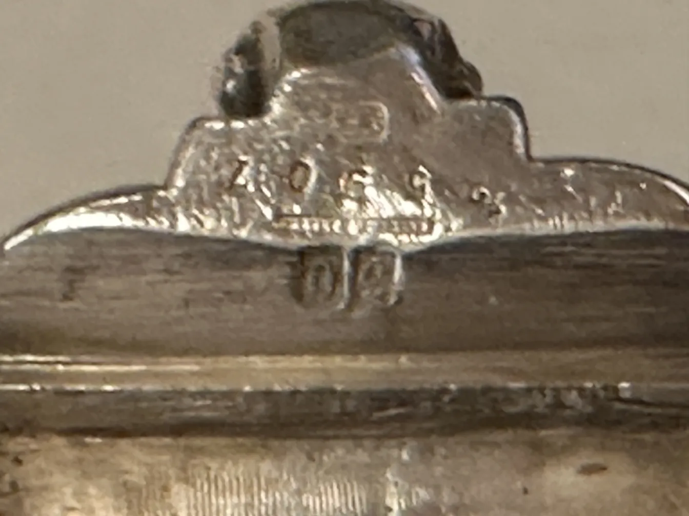 Plat à pâtisserie ancien avec des détails décoratifs