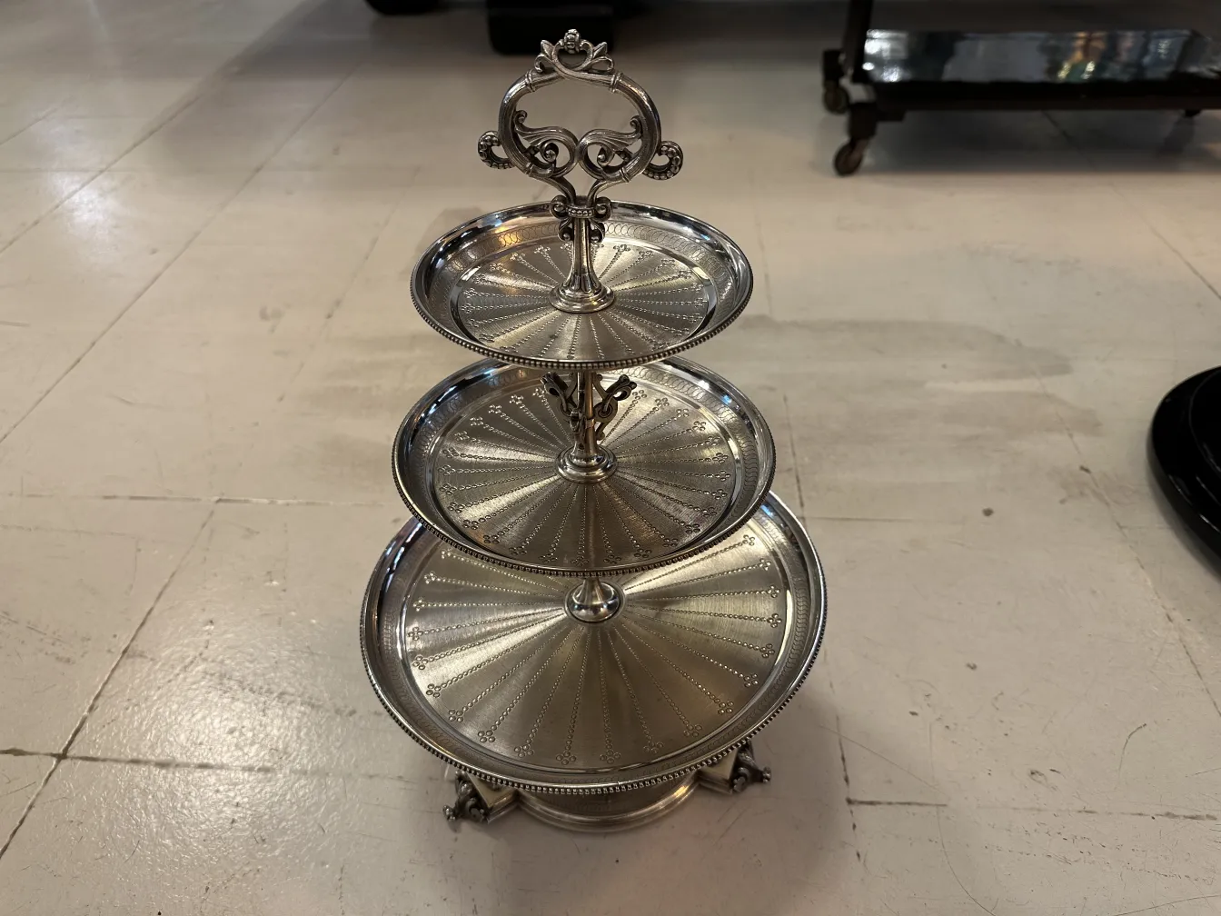 prato de massas antigo de três níveis, design elaborado, elegante