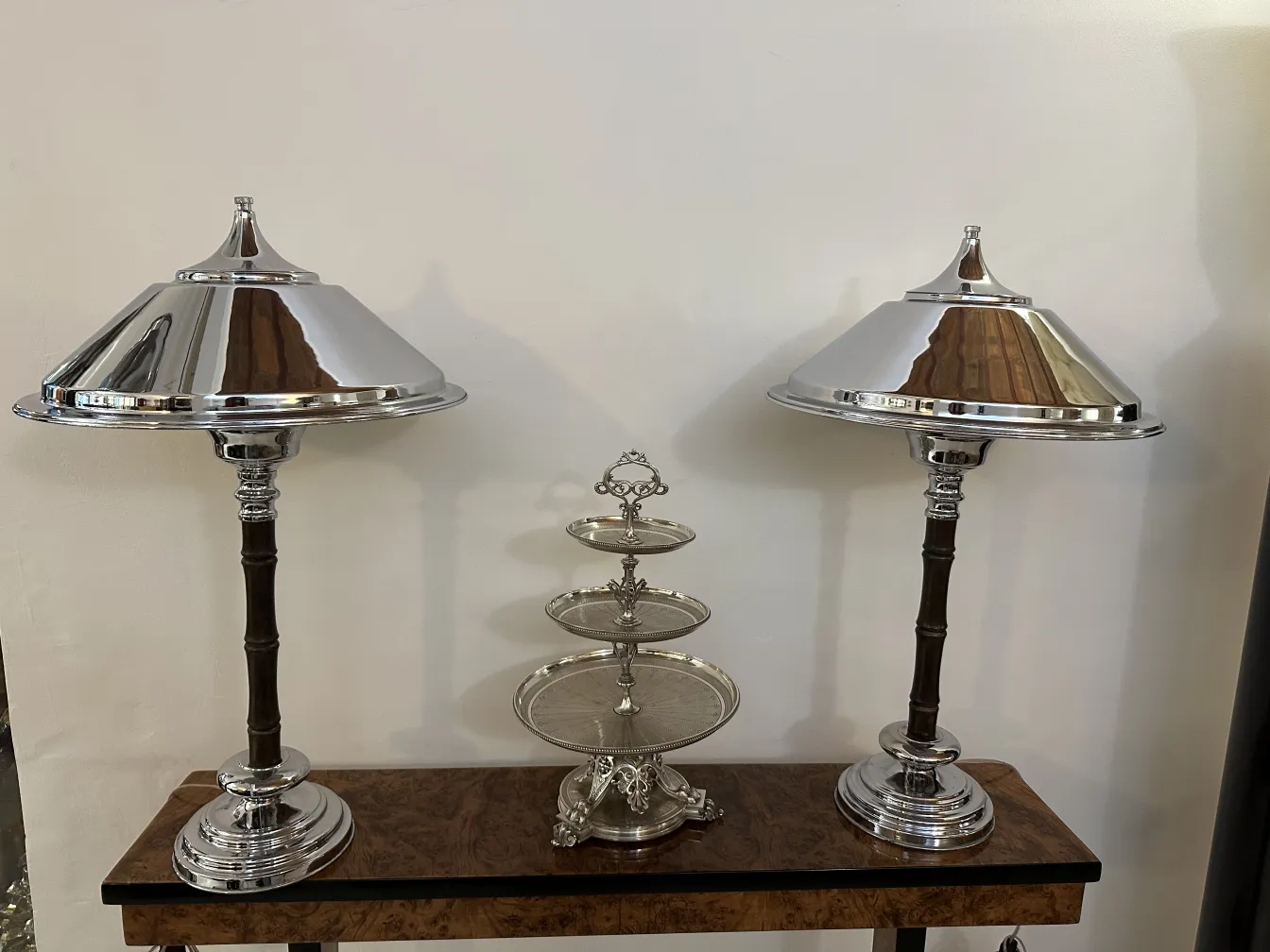 antik gelegter Kuchenteller mit elegantem Glanz