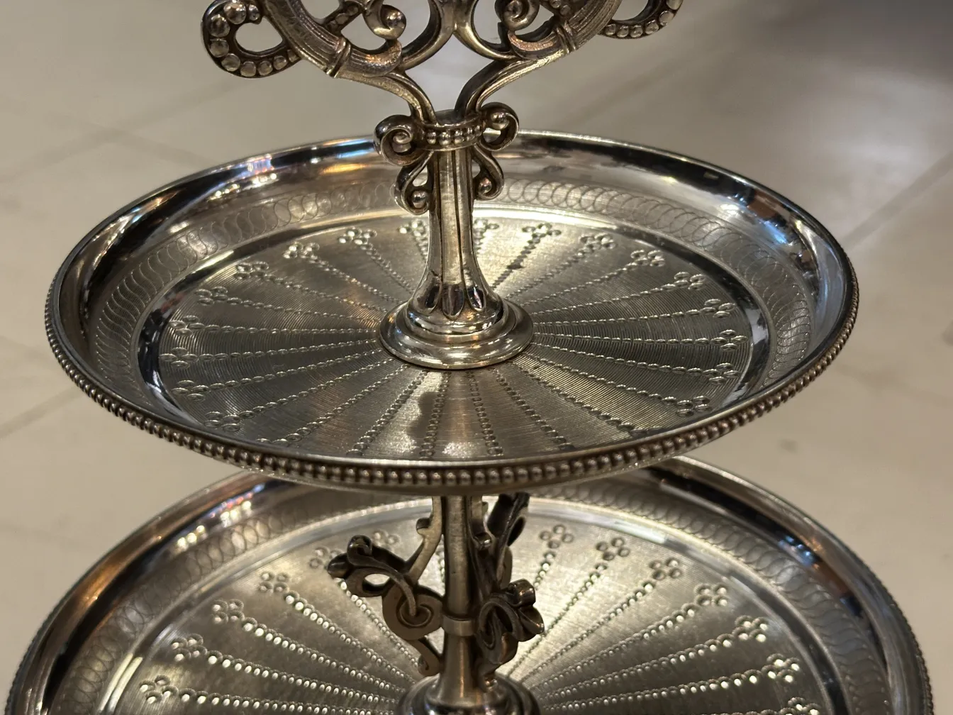 Plat à pâtisserie ancien avec un design élégant et deux niveaux.