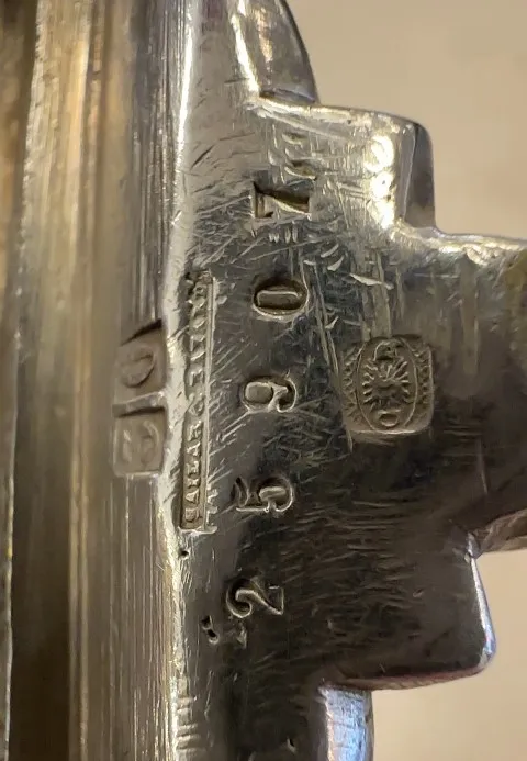 Старинное блюдо для выпечки с декоративными элементами.