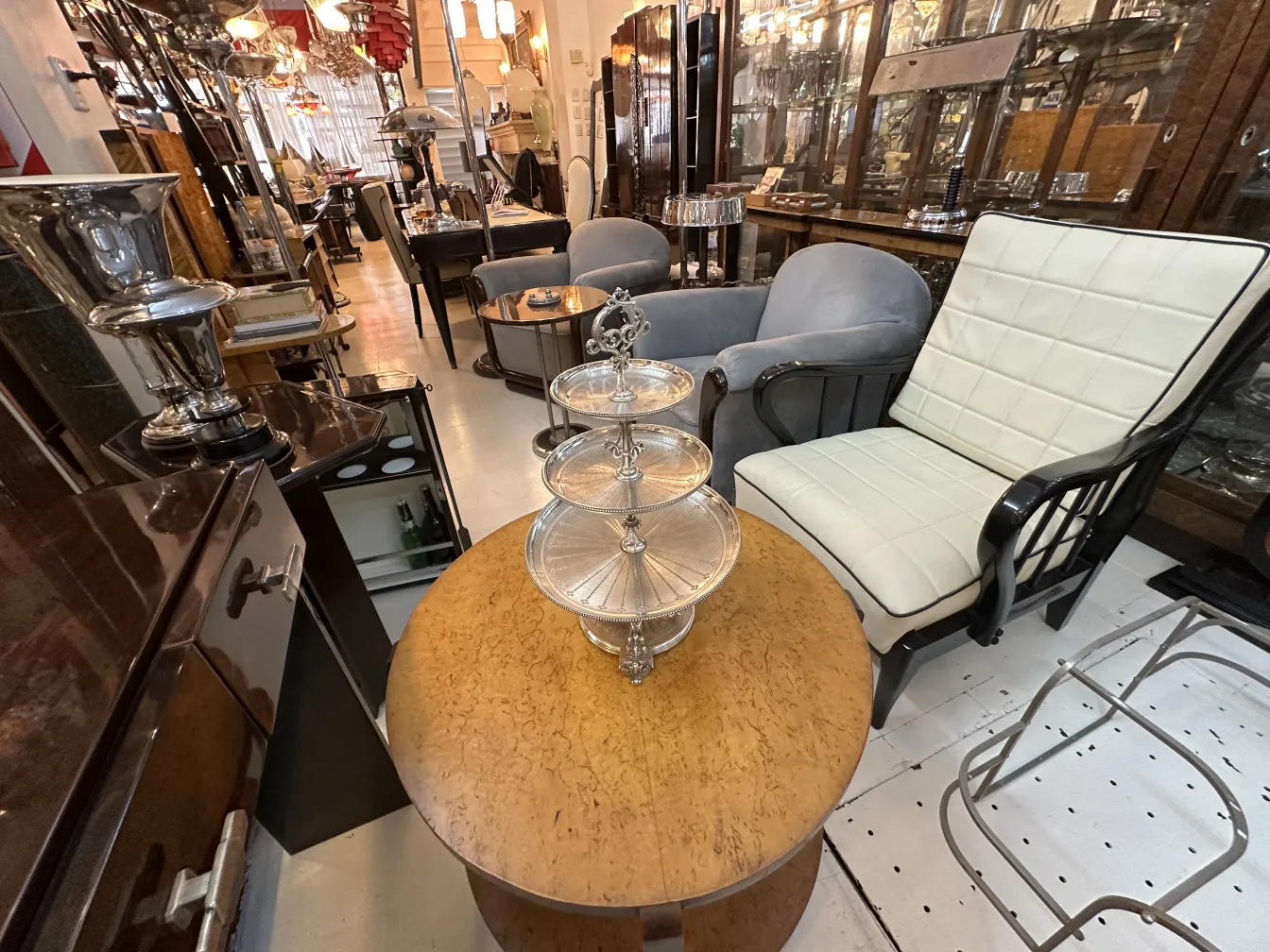 Vue d'un plat à pâtisserie antique dans un cadre d'antiquités, entouré de décorations classiques.