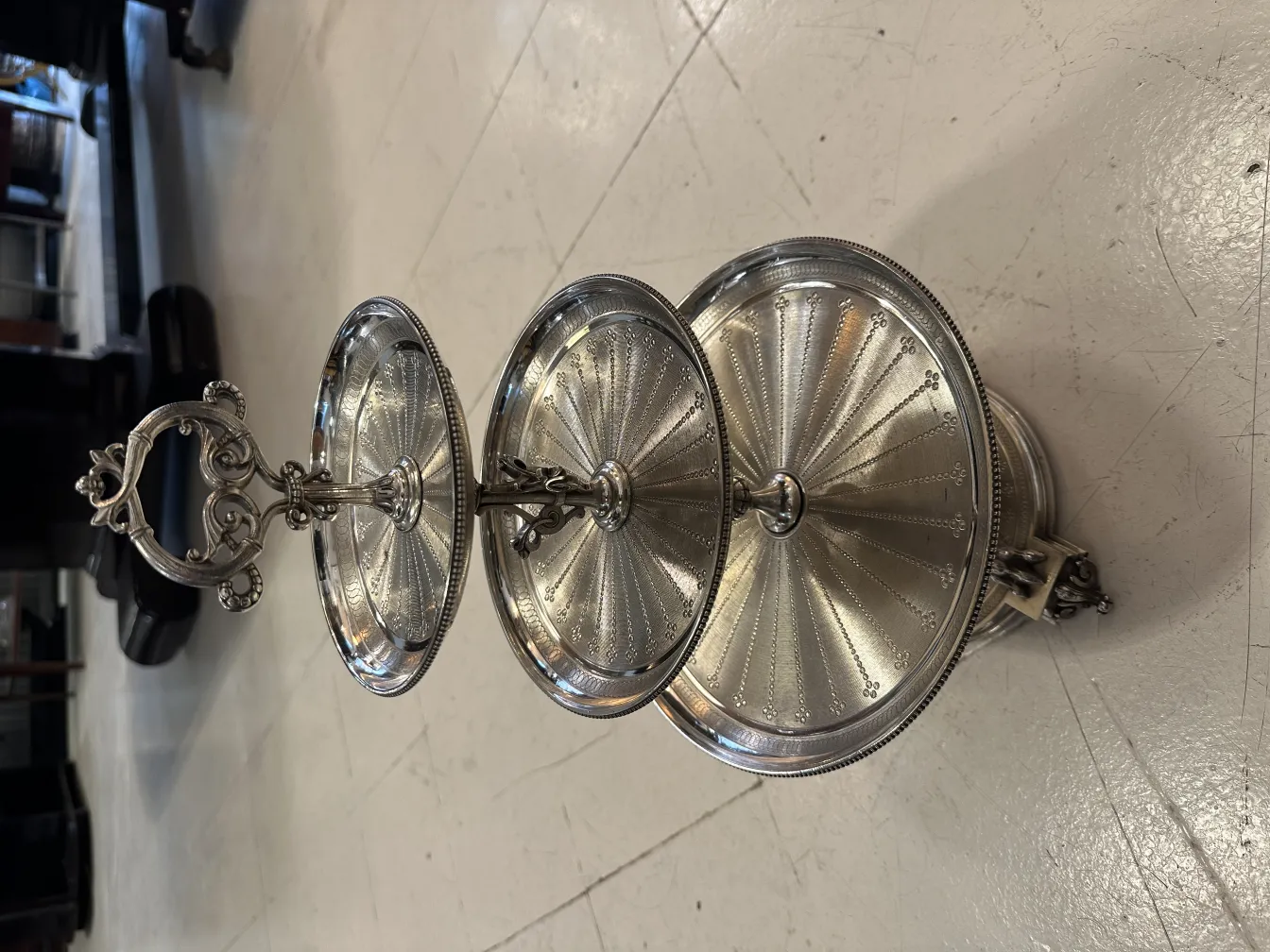 Antiker dreistufiger Kuchenteller mit elegantem Design, ideal zum Servieren von Süßigkeiten.