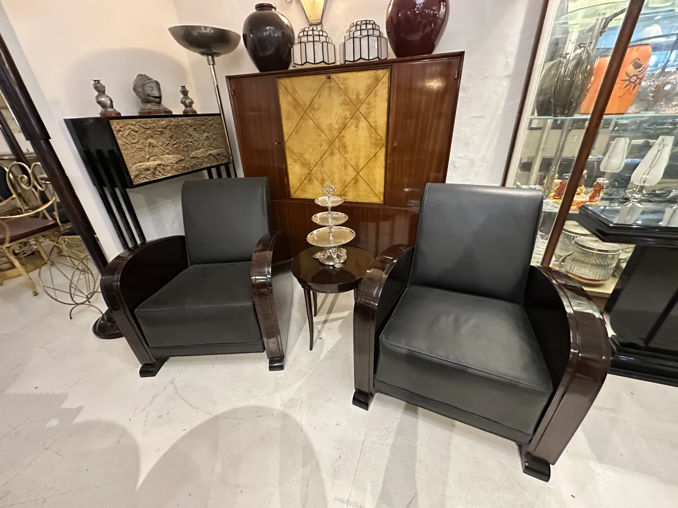 Piatto da dolci antico decorativo in un ambiente elegante con sedie e lampade.