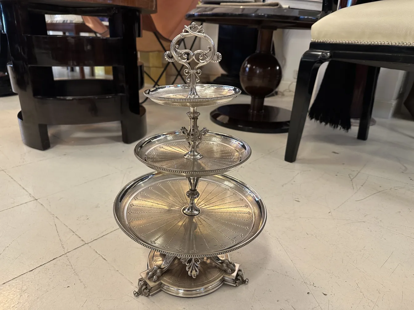 Plat à pâtisserie ancien à trois niveaux avec détails décoratifs, parfait pour les desserts dans un cadre élégant.