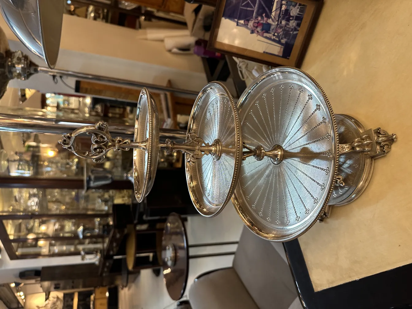 Structure élégante à trois niveaux pour servir des desserts, avec des bords détaillés.