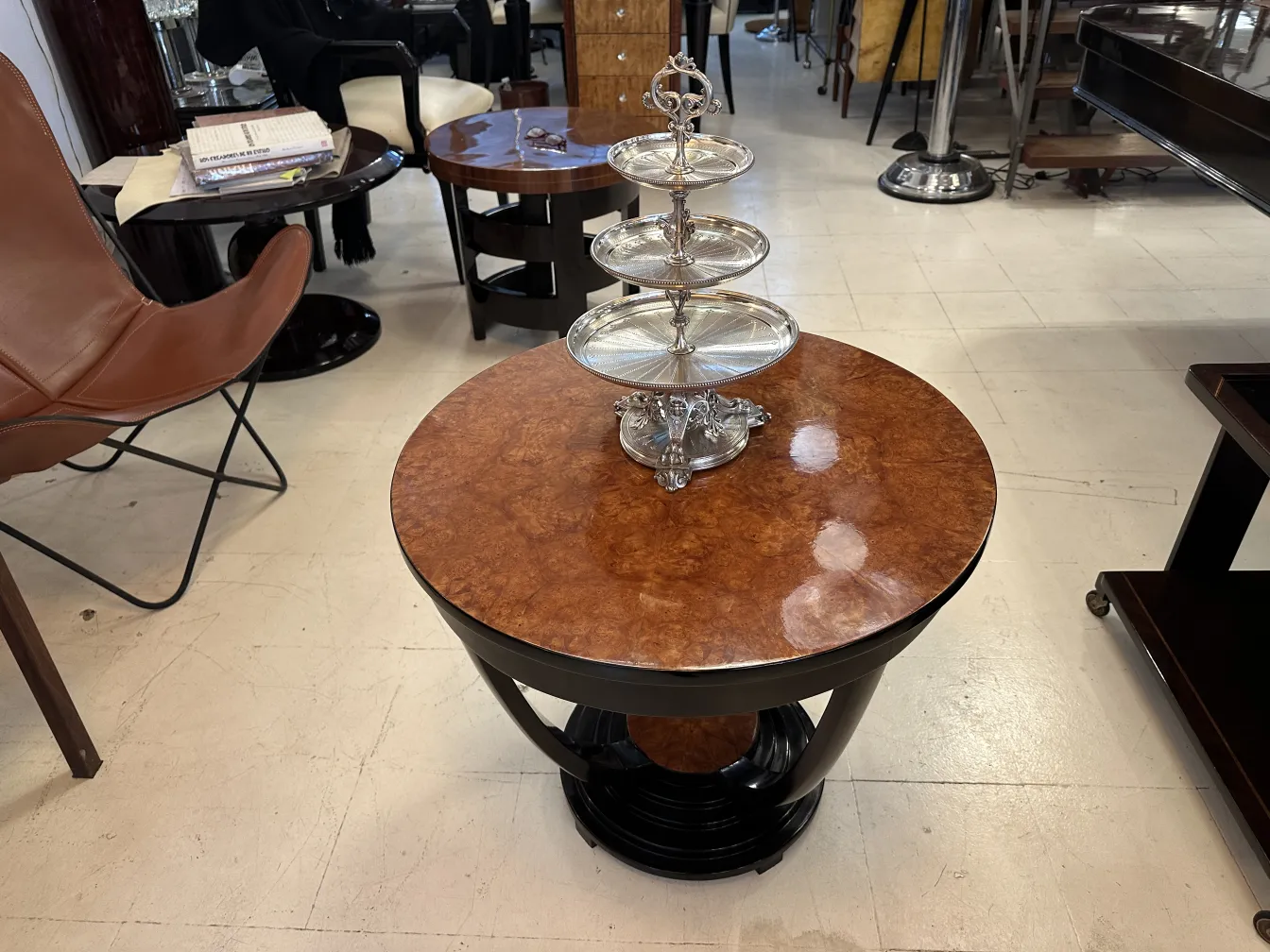 plat à pâtisserie antique avec base claire et décorative