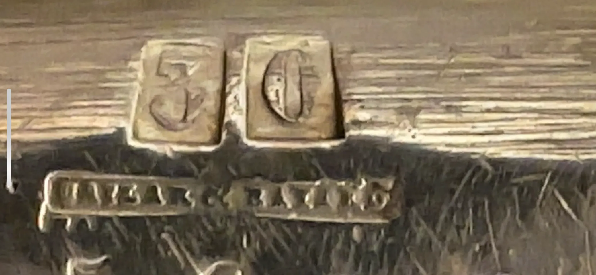 Prato de massas antigo com detalhes decorativos únicos.