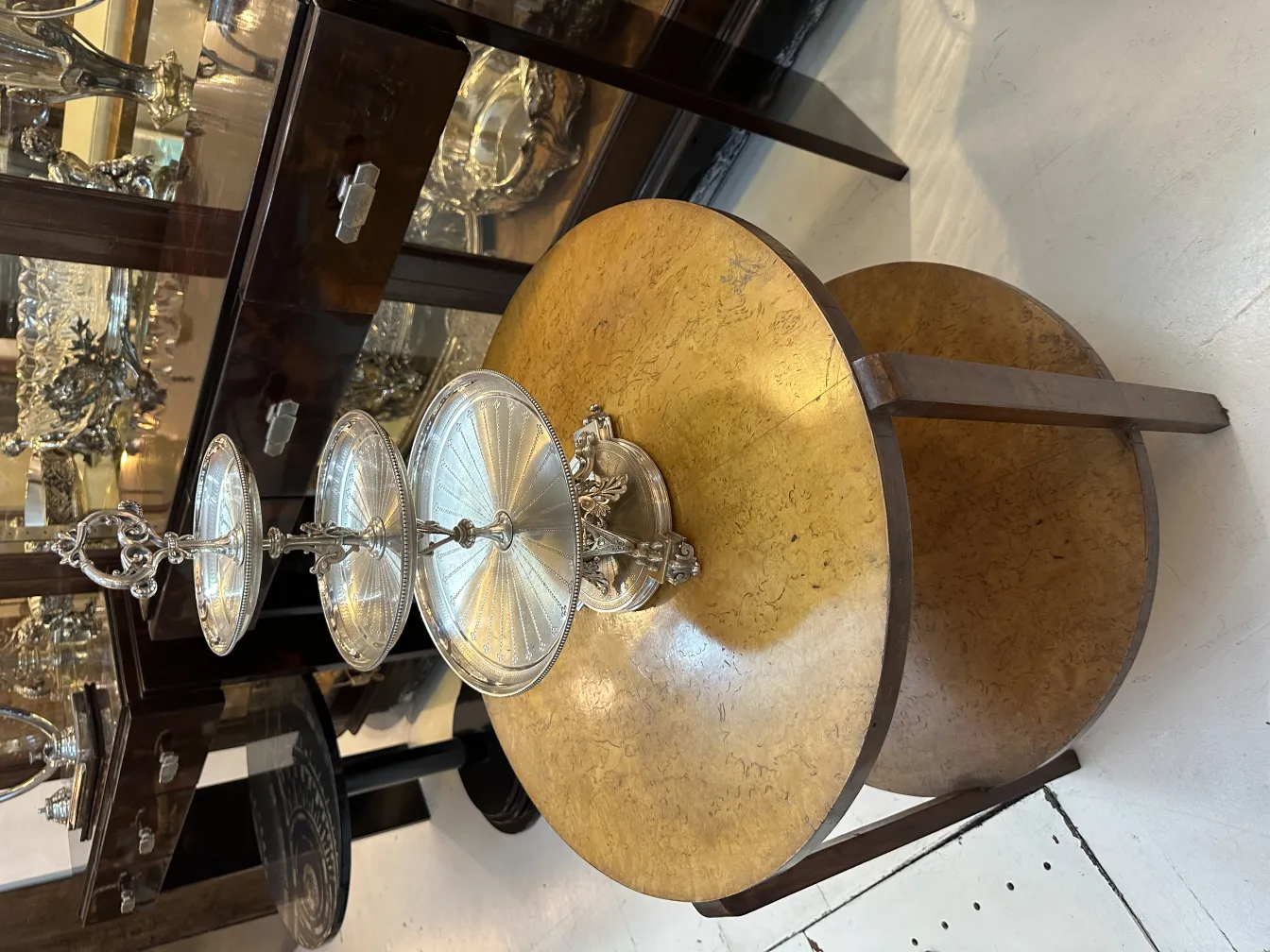 Plat à pâtisserie ancien avec un design élégant et des détails ornementaux, placé sur une table en bois.