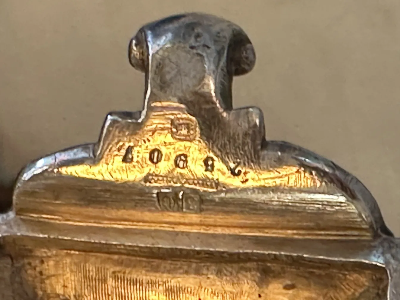 古いケーキ皿、複雑な詳細とデザインを備えています。