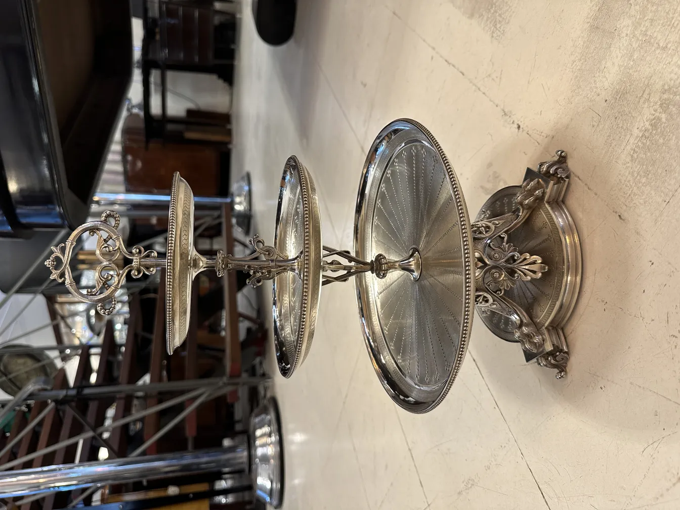 Prato de massas antigo com design intrincado e pedestal elegante.