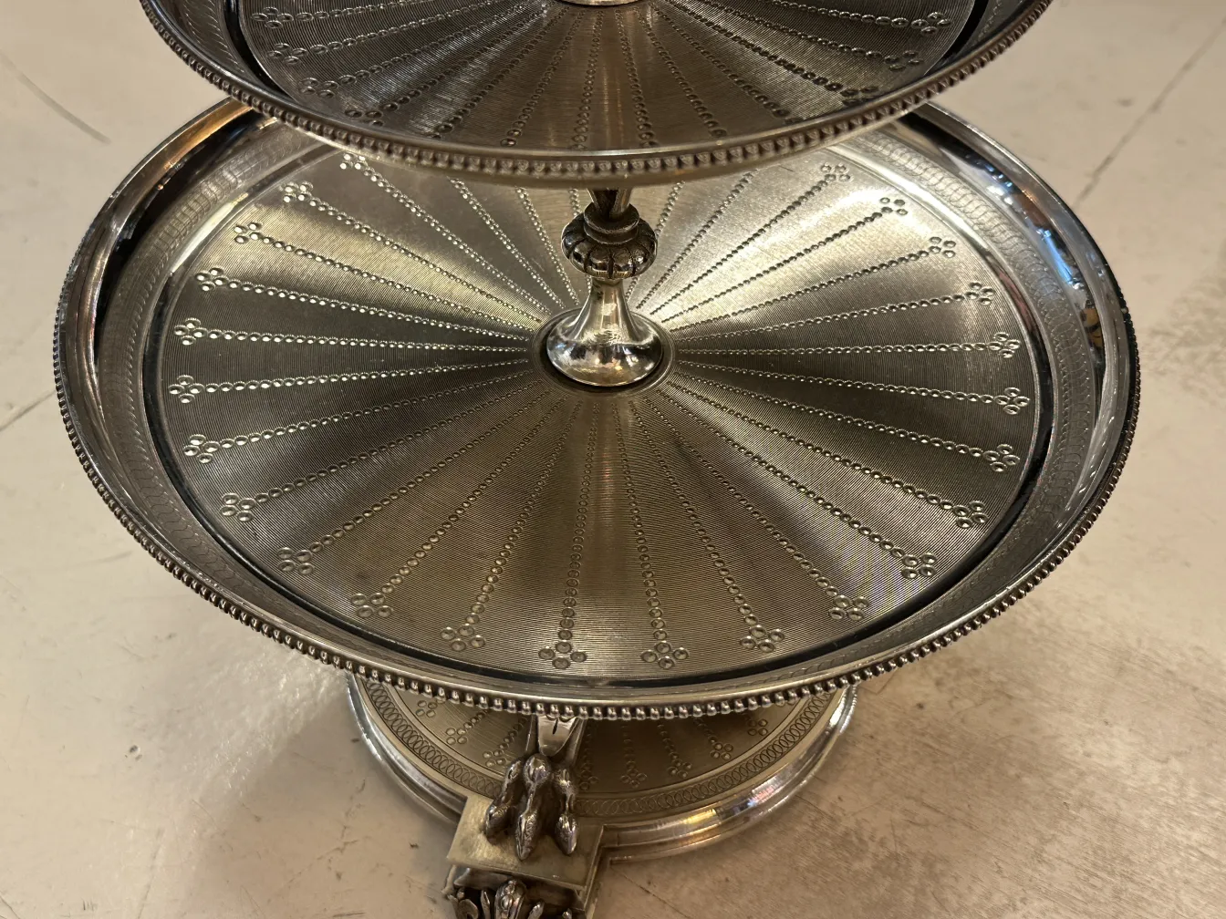 प्राचीनपेस्ट्रीप्लेट, जिसमें विस्तृत डिज़ाइन है और दो स्तर हैं, मिठाइयों के लिए आदर्श।