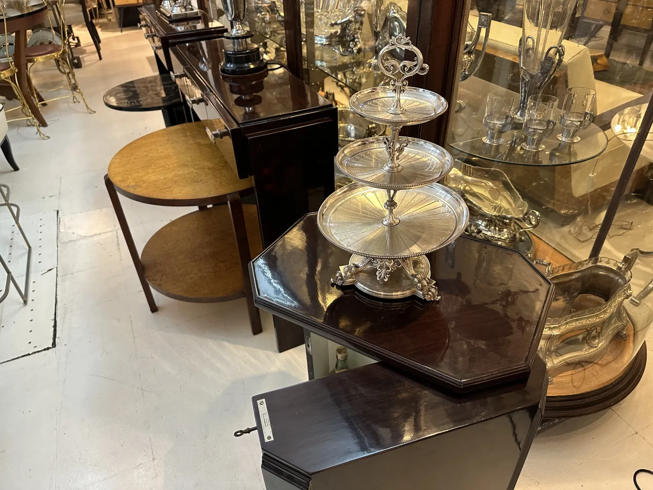 Piatto da dolci antico a tre livelli in un ambiente di antiquariato.