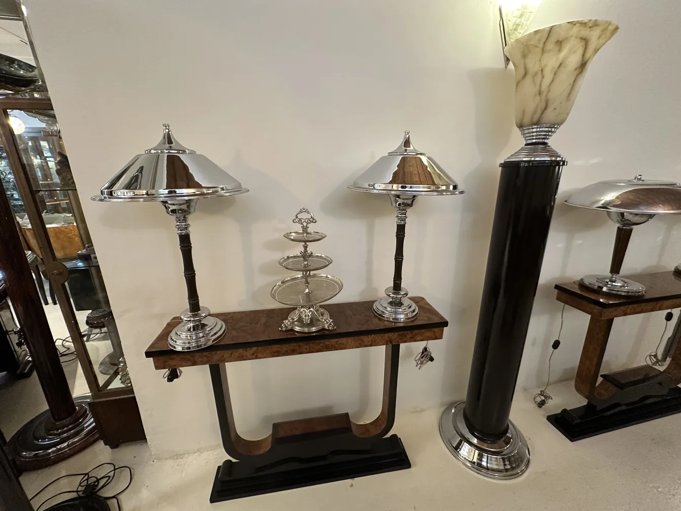 Антикварное блюдо для выпечки в элегантной обстановке