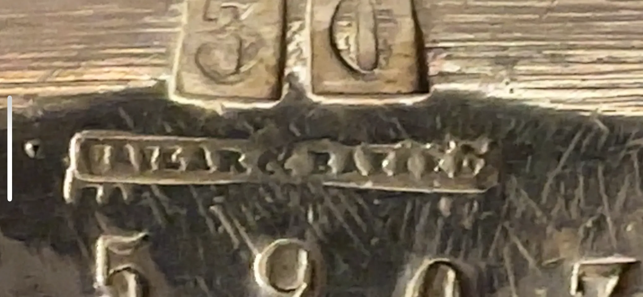 antiker Kuchenteller mit einzigartigen Details