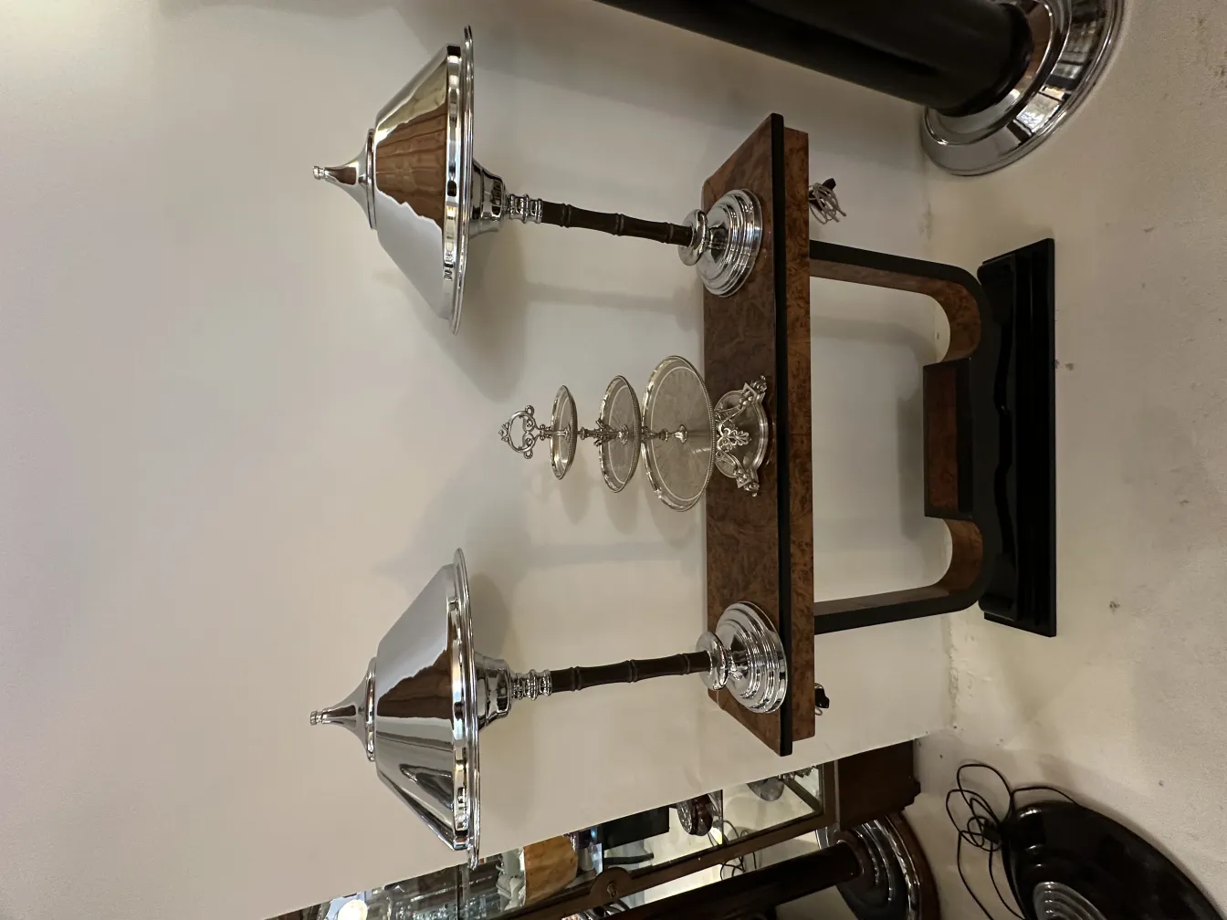 Plat à pâtisserie ancien avec des détails élégants dans un cadre classique.