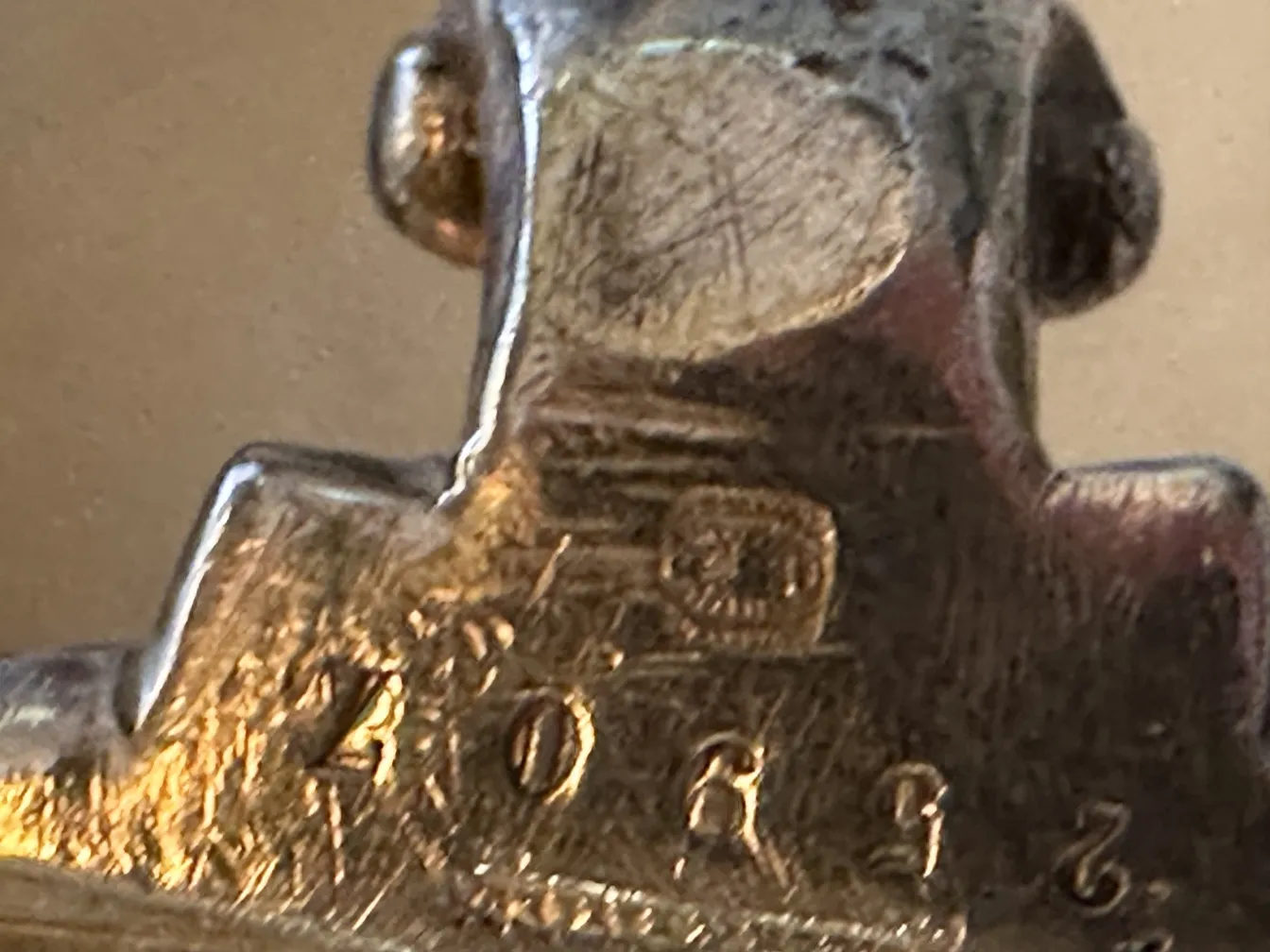 Antik Kuchenteller mit sichtbarer Inschrift und Details.