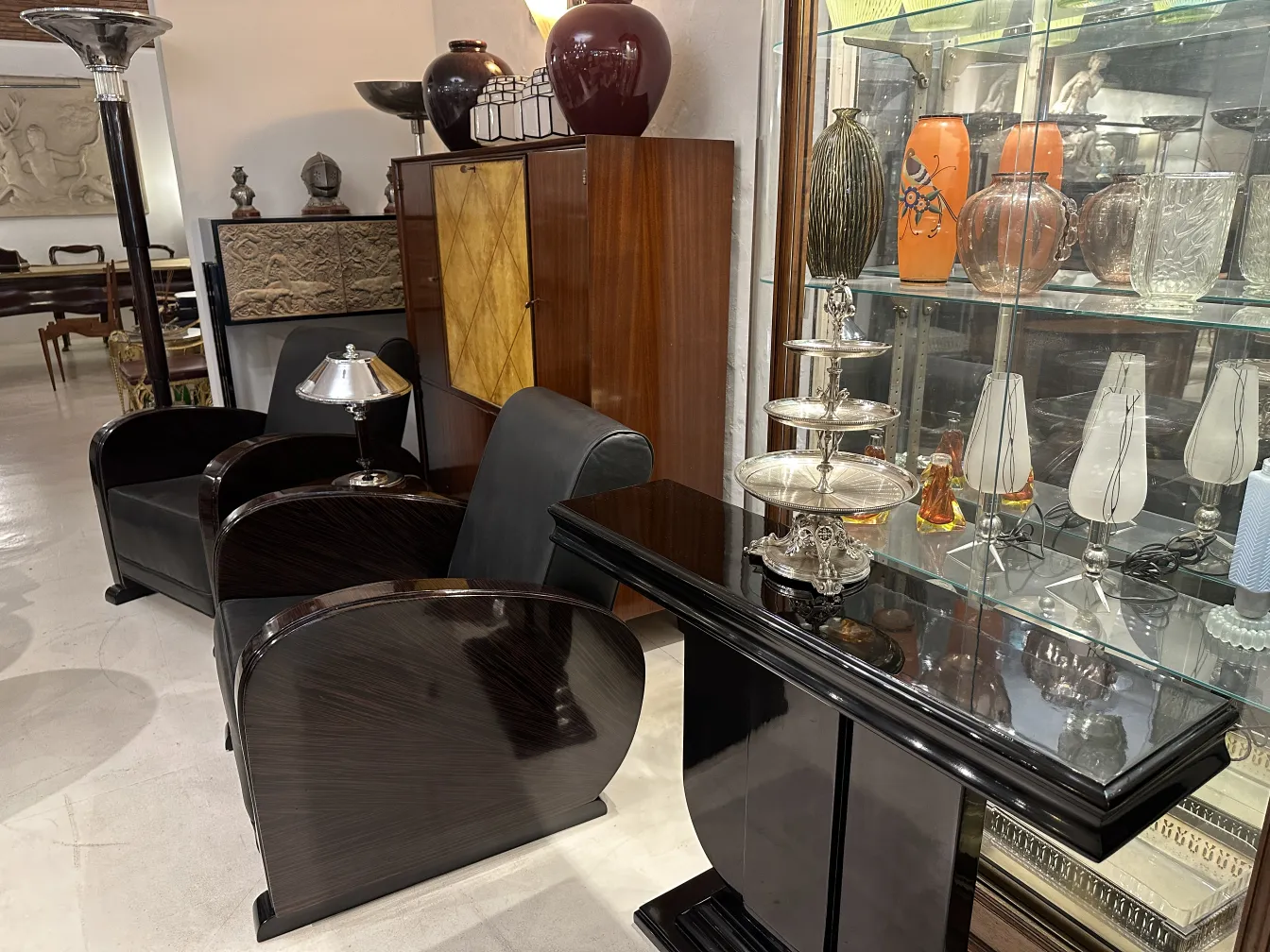 प्राचीन पेस्ट्री प्लेट मेज पर परिवेश के साथ