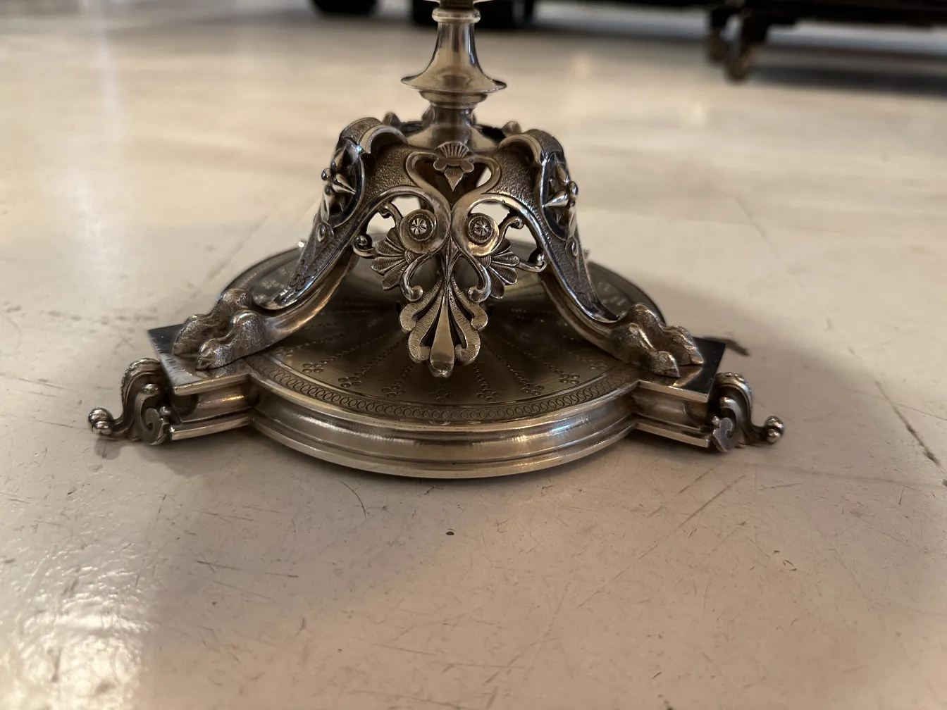 Plat à pâtisserie antique avec une base décorée, élégant et fonctionnel.