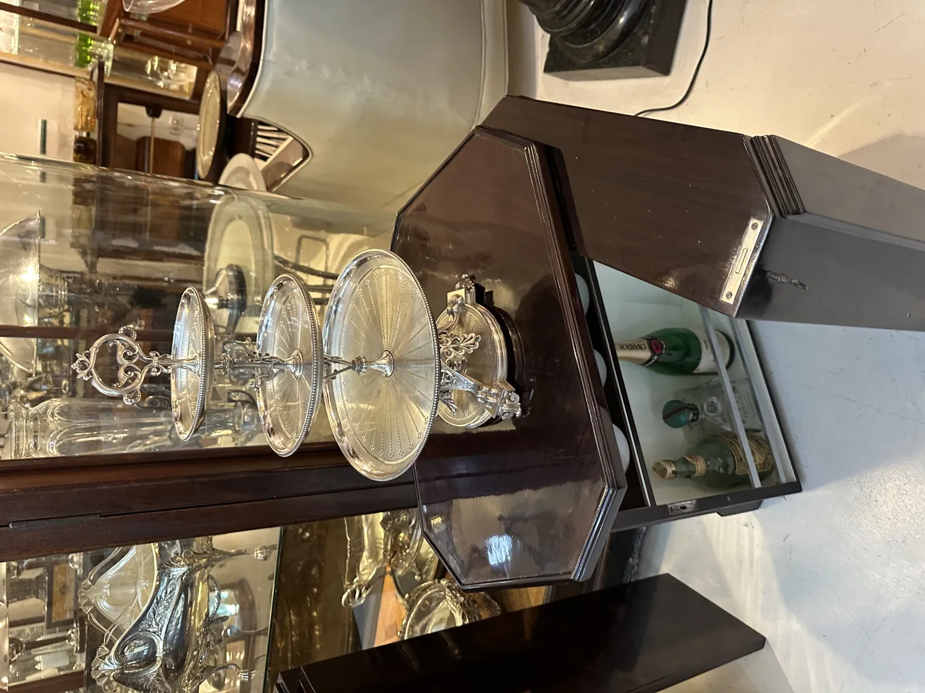 Prato de massas antigo com três níveis, brilhante e elegante em um ambiente de antiguidades.