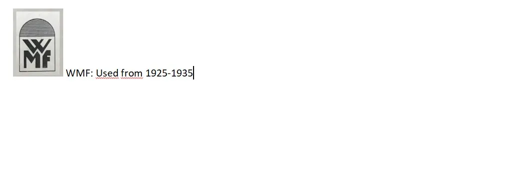 طبق معجنات قديم مع تفاصيل زخرفية في بيئة كلاسيكية.
