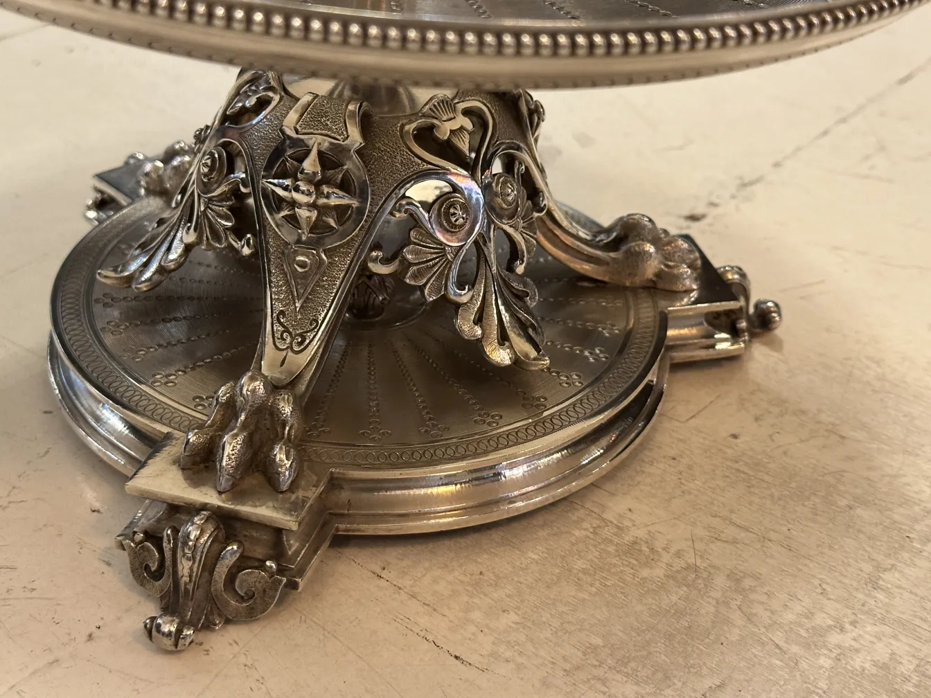 plat à pâtisserie ancien avec base décorative, détail élégant