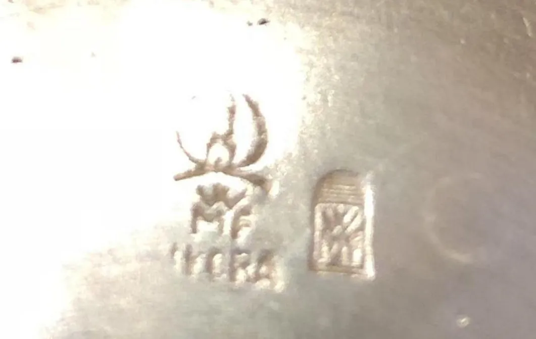 古老的糕点盘，带有装饰性细节。