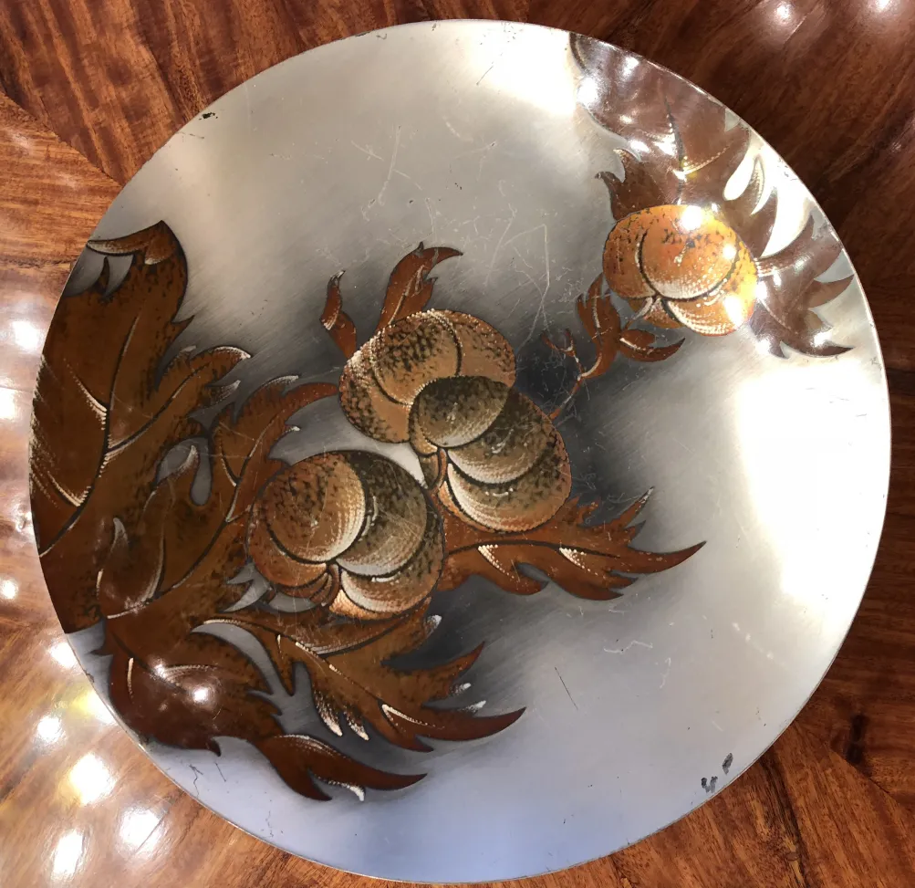 prato de massas antigo com decoração floral em metal