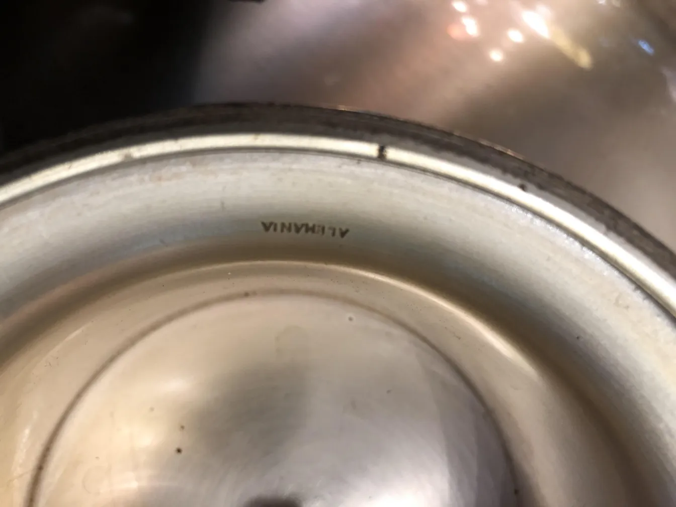 Старое блюдо для выпечки с тонкими деталями и элегантным краем.