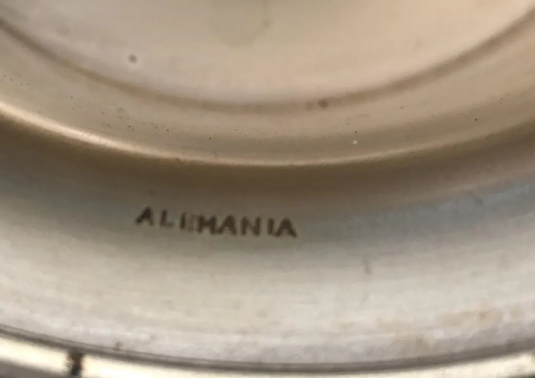 Plat à pâtisserie ancien avec un design classique.