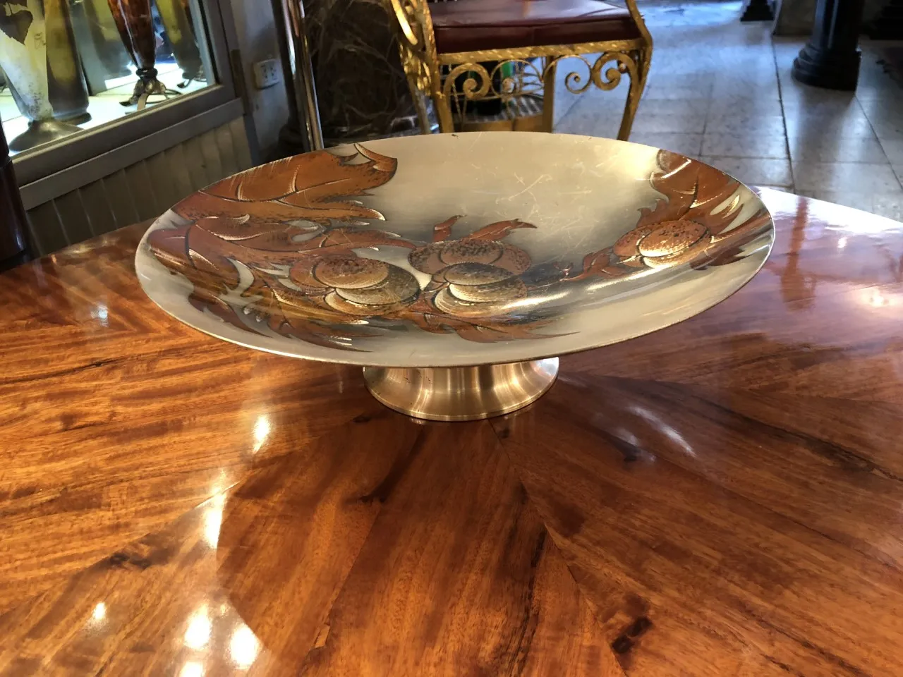 Prato de massas antigo com design ornamental, ambiente clássico.