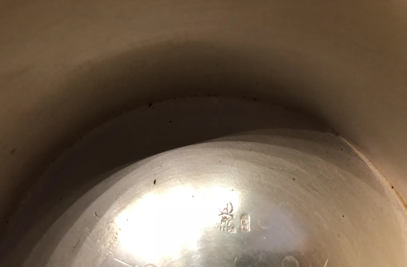 古董糕点盘，具有明显的细节和使用痕迹。