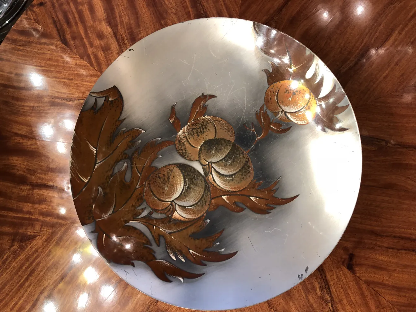 Piatto da dolci antico con fiori intagliati, elegante