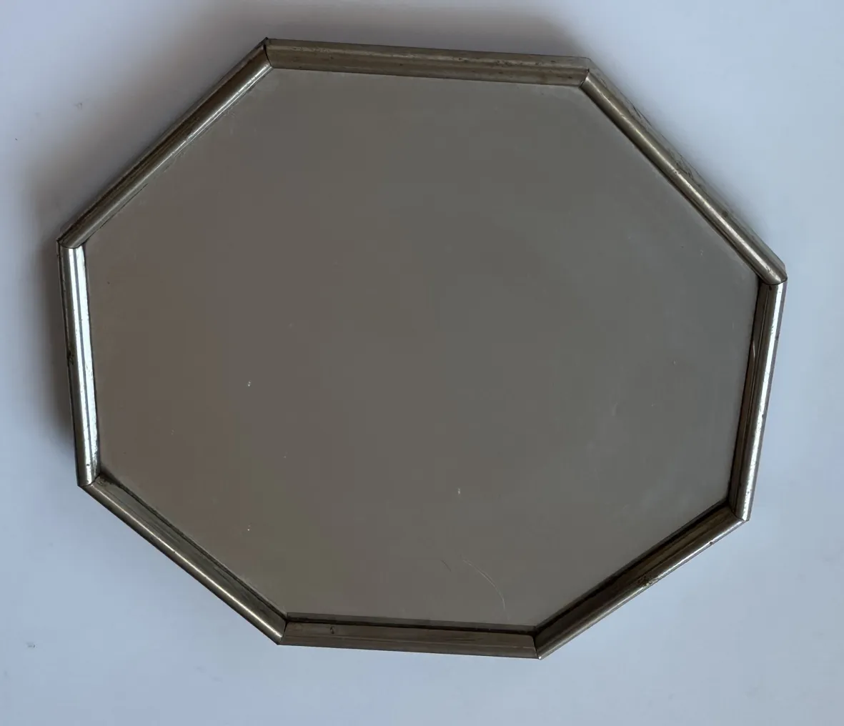 carafe à liqueur ancienne avec 6 verres dans un cadre élégant