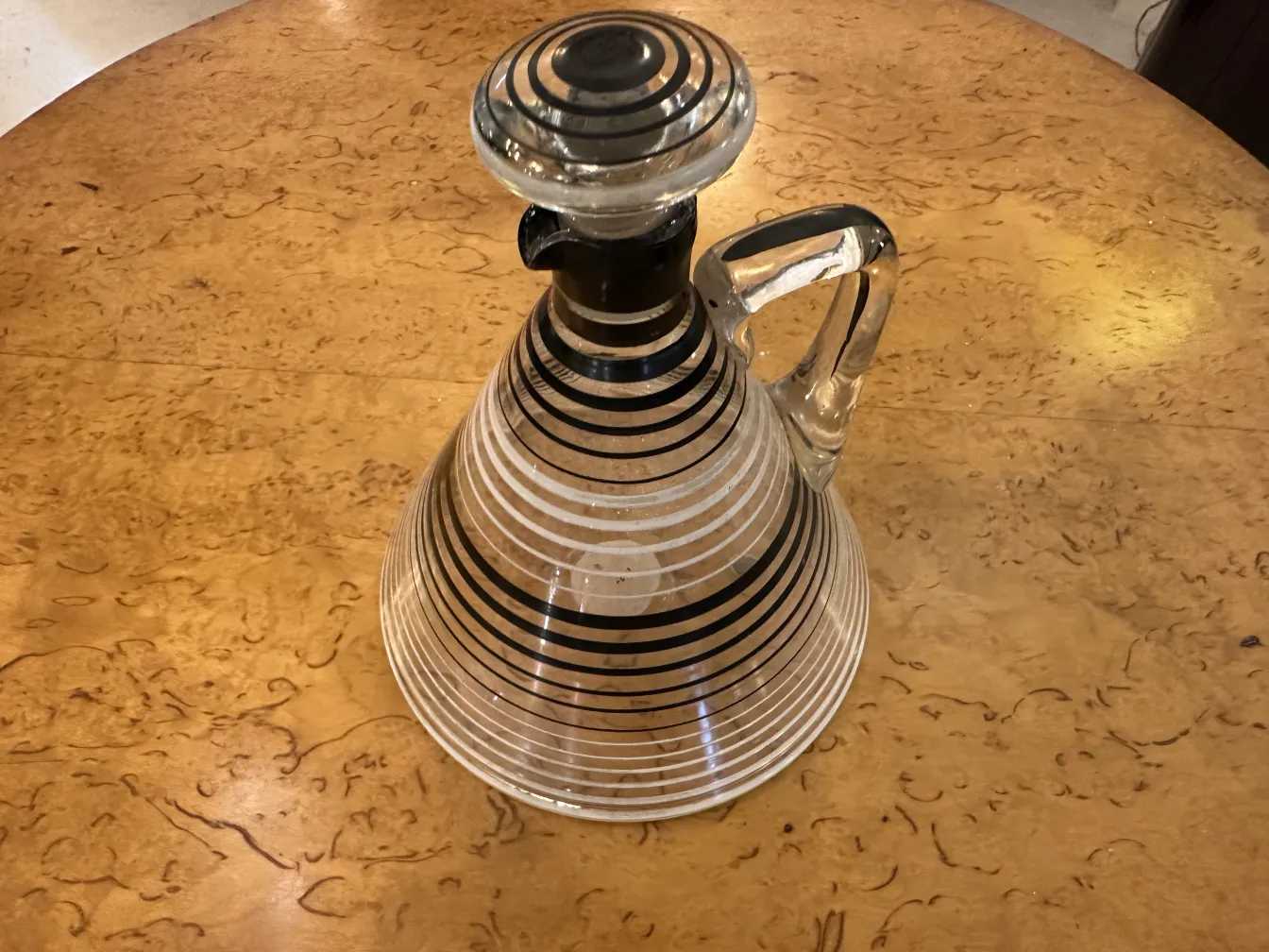 licoreira com design listrado e taças