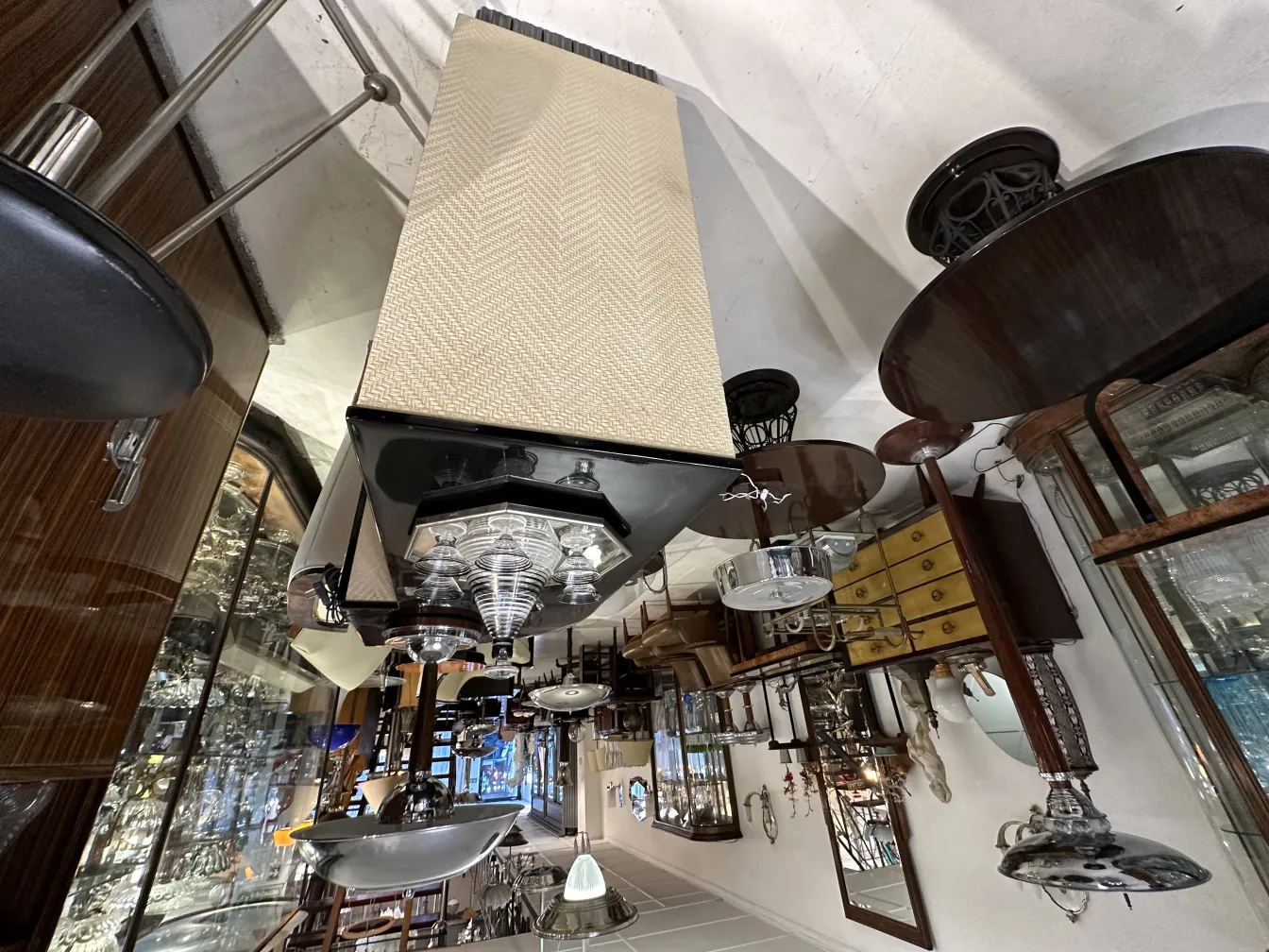 antichità, bottiglia da liquore e 6 bicchieri in un ambiente elegante