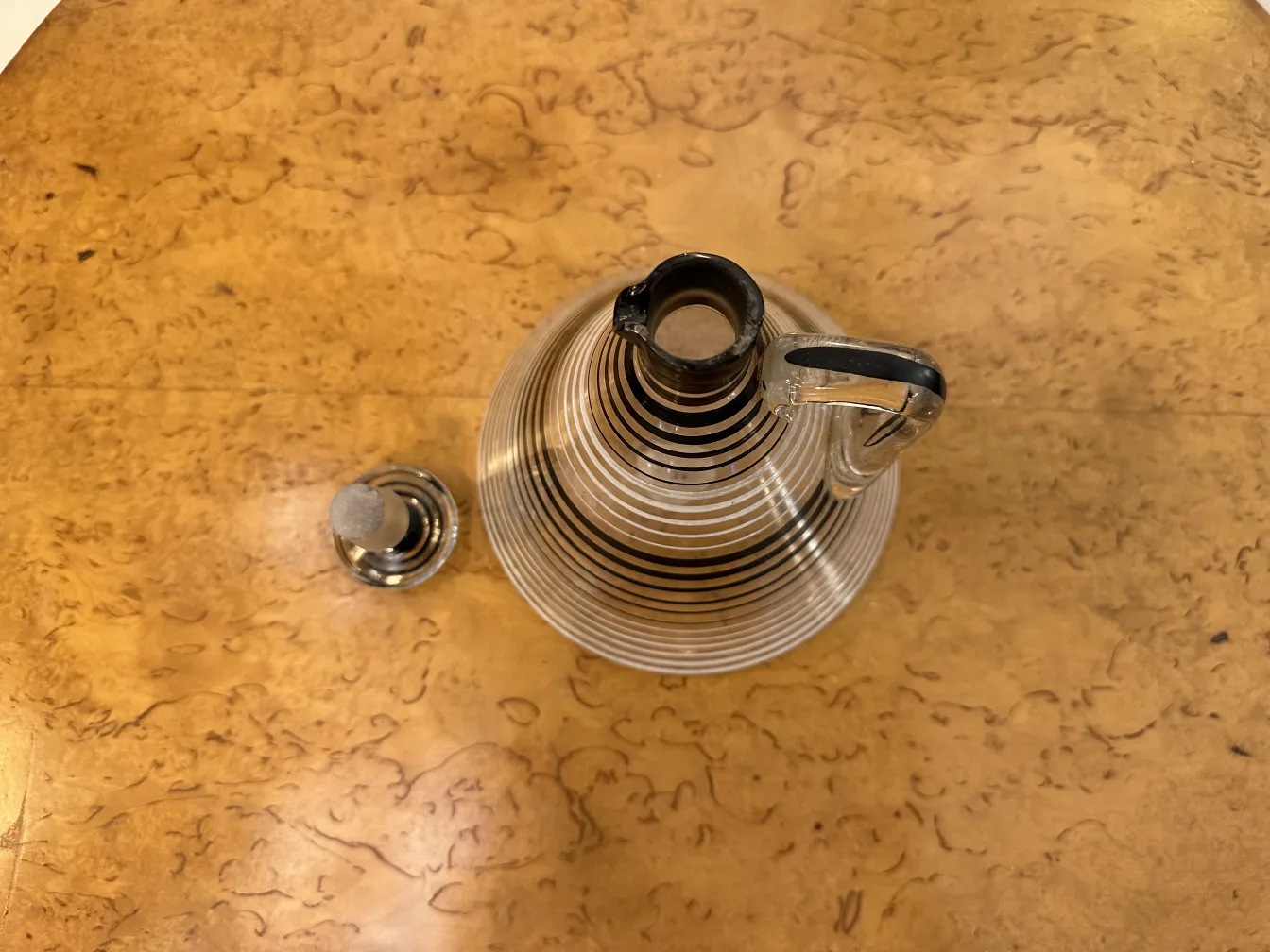 古董醒酒器和6个酒杯，明亮的木质背景。