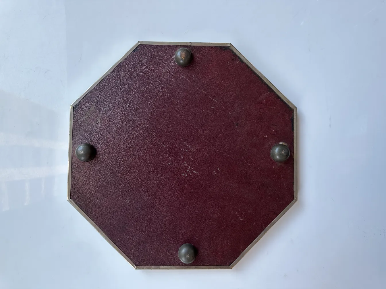 明るい背景にある八角形のリキュールセットとグラス