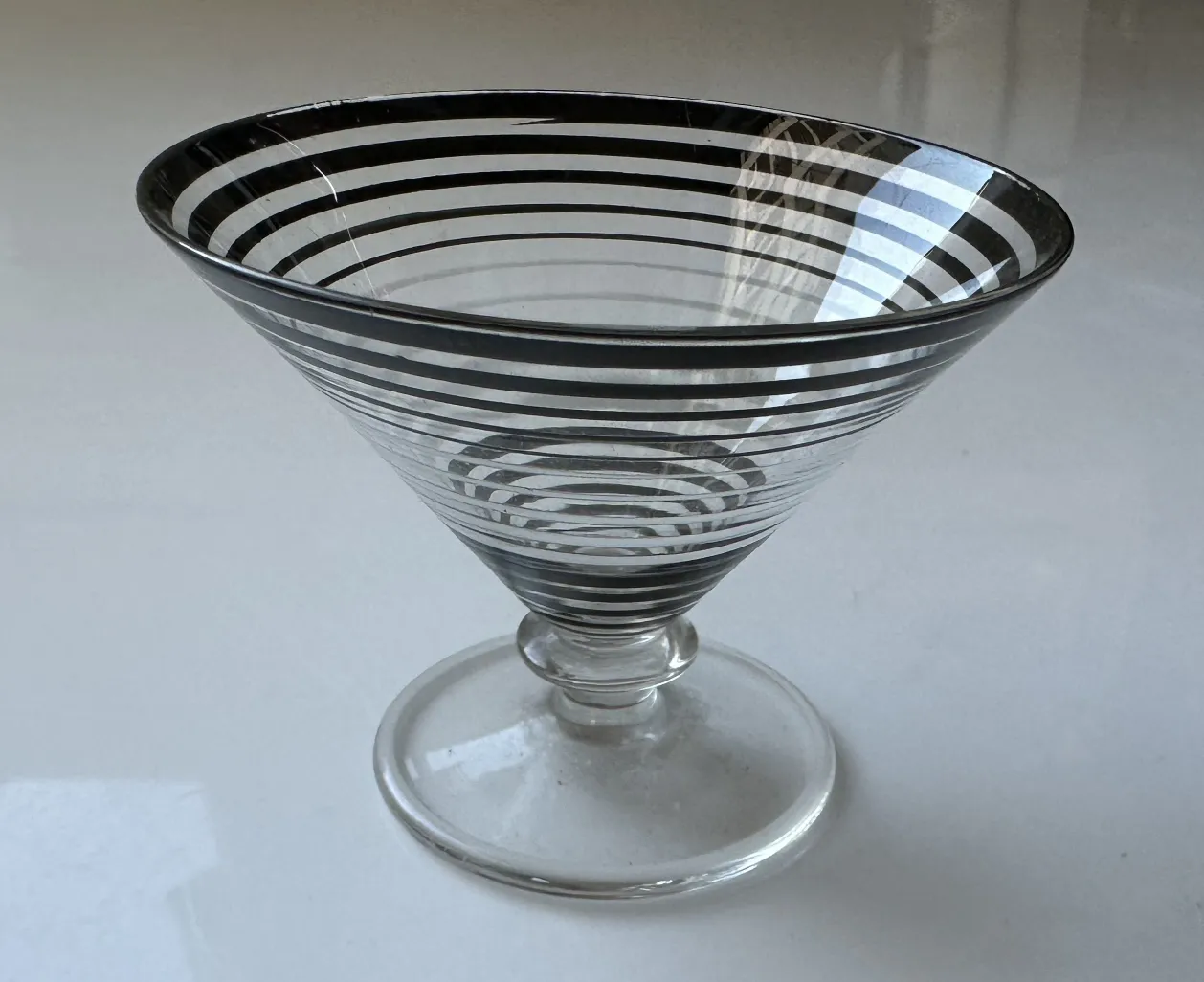 licorera antigua con 6 copas en un entorno elegante