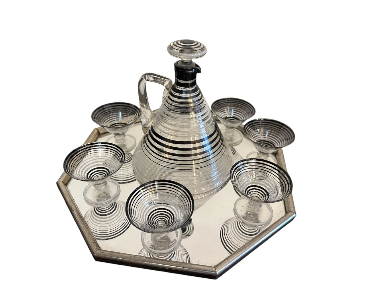 antik Likörkaraffe mit gestreiftem Design und 6 Gläsern auf einem Tablett