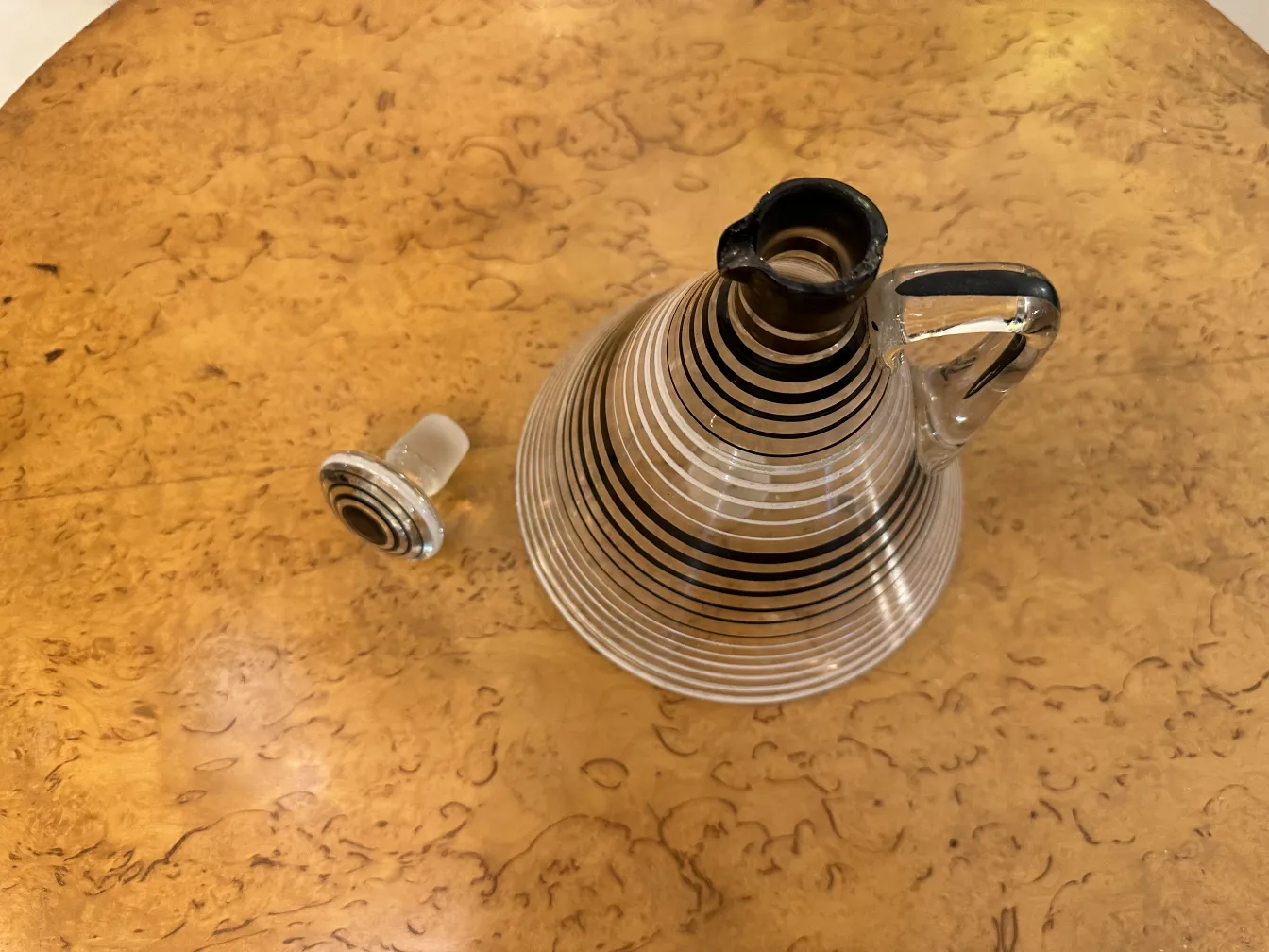 carafe et verres anciens avec un design noir et blanc