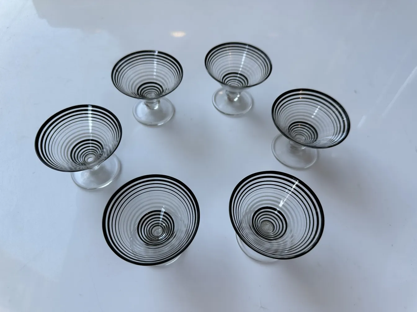 carafe à liqueur décorée avec des verres dans un cadre chaleureux